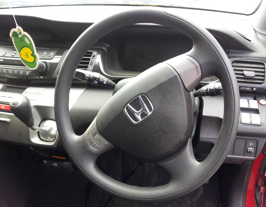 Honda FRV I-VTEC SE steering-wheel